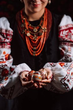 Ukraynalı kadın Paskalya yumurtalarını elle boyamış. Güzel geometrik Slav dekorasyonu. Nakış işlemeli vyshyvanka elbiseli bayan. Yüksek kalite fotoğraf