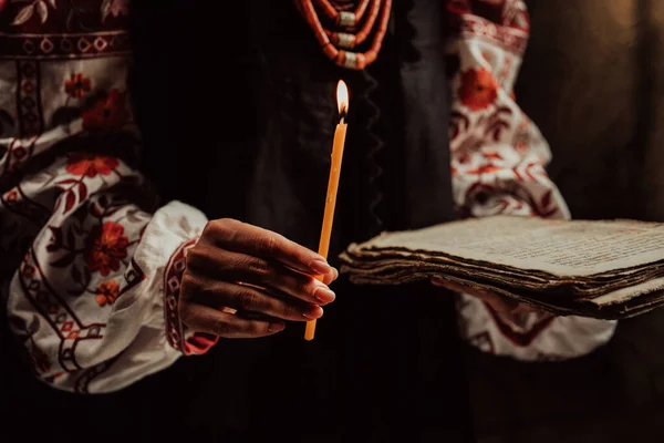 Mujer Ucraniana Leyendo Libro Antiguo Biblia Concentrado Sigue Dedo Sobre — Foto de Stock
