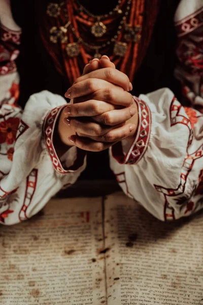 Mulher Ucraniana Lendo Livro Antigo Bíblia Concentrado Segue Dedo Página — Fotografia de Stock