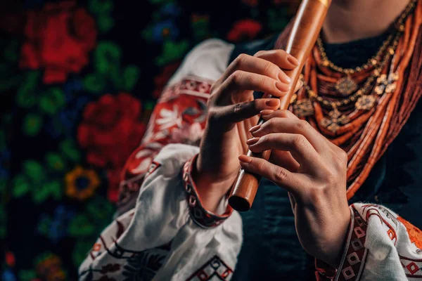 Mãos Mulher Que Joga Flauta Madeira Vento Madeira Sopilka Ucraniano — Fotografia de Stock