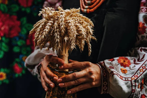 Mulher Ucraniana Traje Tradicional Com Bouquet Didukh Bukovyna Colorido Ornamentos — Fotografia de Stock