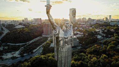 Kyiv, Ukrayna - Eylül 2022: Anavatan Anıtı 'nın havadan görünüşü. Güneşli İHA görüntüleri. Başkentteki heykel. Şehrin en önemli manzaralarından biri.