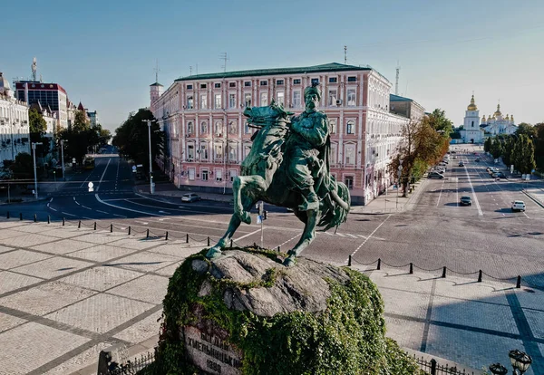 stock image Kyiv, Ukraine - September 2022. Bohdan Khmelnytsky Monument. Hetman of Zaporizhian Host, oldest sculpture. One of city's symbols. Drone flight around.