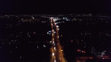 Metropolis 'in trafik sokağıyla meşgul olan hava aracı görüntüsü. Şehrin gece ışıkları. Şehir manzarası, mimari, şehir merkezi konsepti.