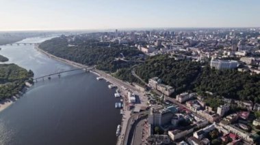 Kyiv, Ukrayna - Nisan 2023: Podil yakınlarındaki Dinyeper nehrine hava aracı görüntüsü. Sermaye üzerinde uçuş - Avrupa 'nın en yeşil metropollerinden biri. Ekoloji, doğa kavramı.