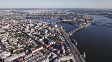 Kyiv, Ukrayna - Nisan 2023: Podil yakınlarındaki Dinyeper nehrine hava aracı görüntüsü. Sermaye üzerinde uçuş - Avrupa 'nın en yeşil metropollerinden biri. Ekoloji, doğa kavramı.