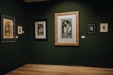 Prag, Çek - Mart 2023. Merkez Galeride Alphonse Mucha sergisi. Meşhur Rusya Restituenda tesisi. Efsane ressam, resim, koleksiyon. Yüksek kalite fotoğraf