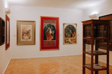 Prag, Çek - Mart 2023. Merkez Galeride Alphonse Mucha sergisi. Ünlü renkli bir kurulum. Efsane ressam, resim, koleksiyon. Yüksek kalite fotoğraf