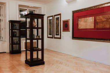 Prag, Çek - Mart 2023. Merkez Galeride Alphonse Mucha sergisi. Meşhur kurulum. Efsane ressam, resim, koleksiyon. Yüksek kalite fotoğraf