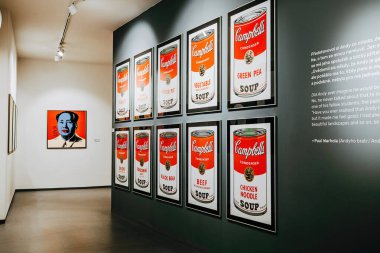 Prag, Çek - Mart 2023. Andy Warhol Campbell 'ın çorba sergisi Central Gallery' de. Ünlü renkli bir kurulum. Efsane ressam, resim, koleksiyon. Yüksek kalite fotoğraf