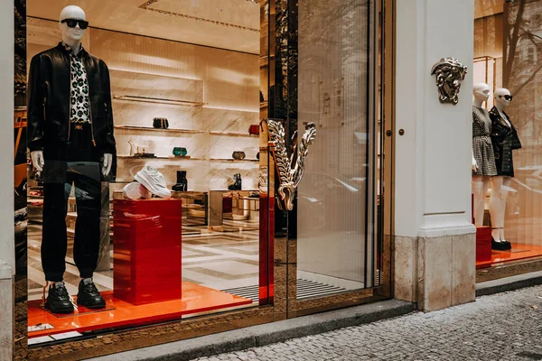 チェコ プラハ 2023年3月 Versaceブランドの小売店 店のロゴ イタリアの高級ファッション会社 高品質の写真 — ストック写真
