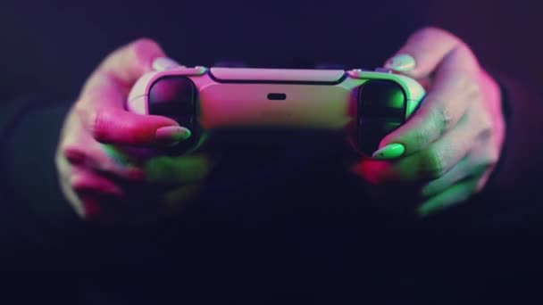 乌克兰奥德萨 2023年4月 游戏玩家的手在Playstation Ps5控制台电视上与控制杆在霓虹灯下玩在线视频游戏 妇女按下按钮 使用控制面板双感控制器 — 图库视频影像