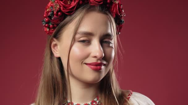 Kırmızı Stüdyo Arka Planında Etnik Kostümlü Güzel Ukraynalı Kadın Ukrayna — Stok video