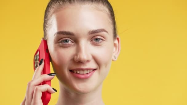 Vrouw Hebben Aangenaam Praten Met Vriend Telefoon Communicatie Afstand Leuke — Stockvideo