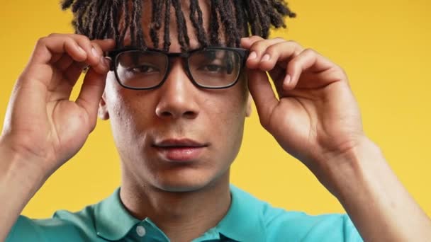 Hombre Africano Puede Creer Los Ojos Quita Las Gafas Sorprende — Vídeos de Stock