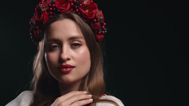 Karanlık Stüdyo Arka Planında Etnik Kostümlü Güzel Bir Ukraynalı Kadın — Stok video