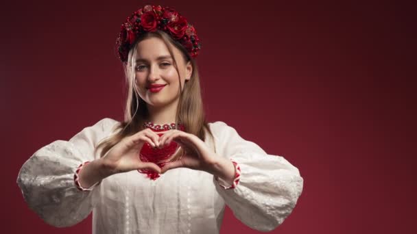 Ukrán Mutatja Jelét Alakja Szív Vörös Háttér Női Egészség Önkéntesség — Stock videók