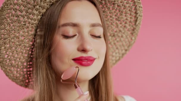 Jovem Mulher Fazendo Massagem Facial Com Rolo Pedra Quartzo Rosa — Vídeo de Stock