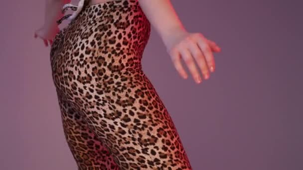 Mujer Sexy Pantalones Leopardo Bailando Danza Moderna Twerk Chica Temblando — Vídeo de stock