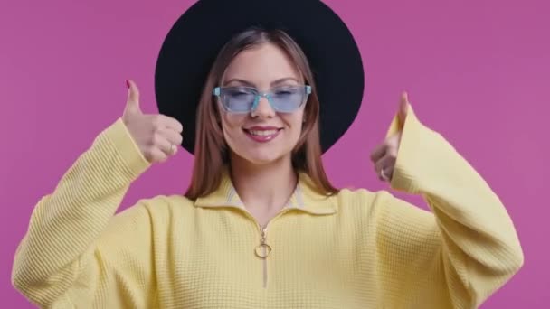 Hipster Kvinna Med Hand Tecken Som Tummen Upp Gest Glad — Stockvideo