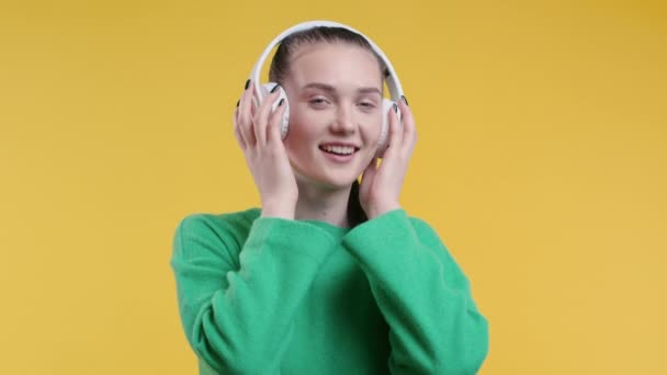 Счастливая Девочка Подросток Слушает Музыку Наслаждаясь Танцем Наушниках Желтой Студийной — стоковое видео
