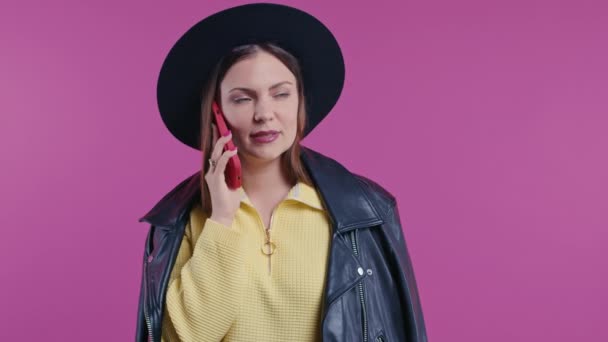 Привлекательная Женщина Разговаривает Телефону Хорошая Шутка Улыбается Девушка Розовом Фоне — стоковое видео
