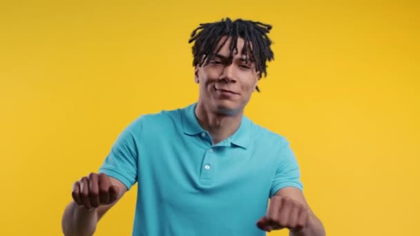 Naar Muziek Luisteren Afro Amerikaanse Man Danst Dreadlocks Kapsel Genieten — Stockvideo