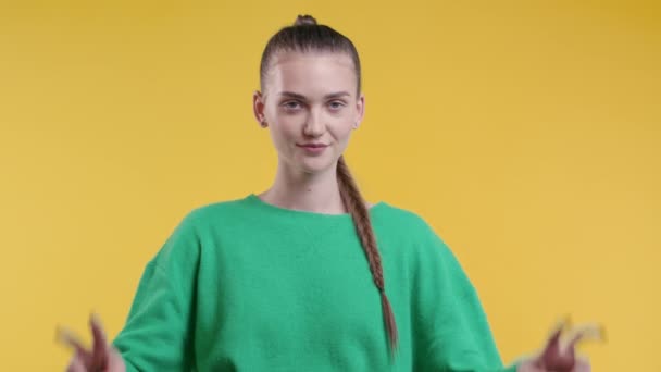 Mulher Muito Jovem Com Cabelos Longos Mostrando Com Mãos Dois — Vídeo de Stock