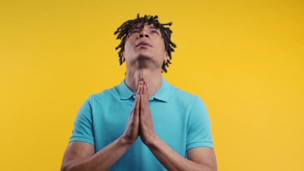 Homem Africano Rezando Implora Fundo Amarelo Oração Esperançosa Pedindo Alguém — Vídeo de Stock
