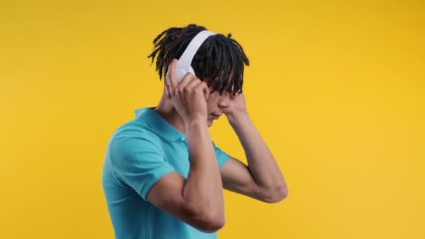 Pozitivní Afroameričan Poslouchající Hudbu Těší Tanec Sluchátky Žlutém Pozadí Studia — Stock video