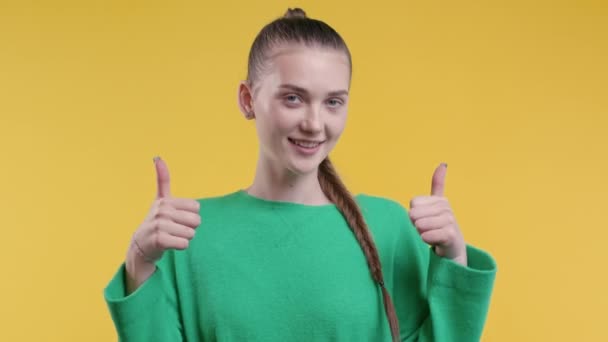 Νεαρή Γυναίκα Ταμπέλα Χεριού Σηκωμένους Τους Αντίχειρες Ευτυχισμένος Μαθητής Σωστή — Αρχείο Βίντεο