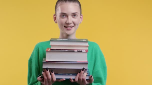 Sarı Arka Planda Kütüphaneden Bir Yığın Kitabı Olan Renkli Bir — Stok video