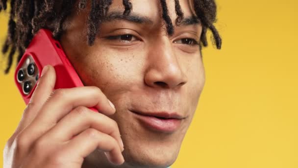 Telefonla Konuşan Yakışıklı Bir Adam Hoş Bir Şaka Gülümsüyor Sarı — Stok video