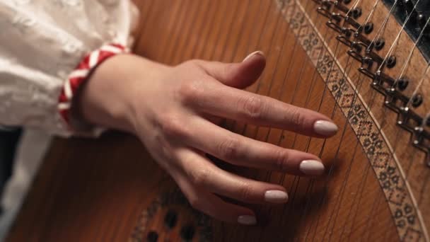Kvinna Som Spelar Gamla Traditionella Ukrainska Strängade Etniska Instrument Bandura — Stockvideo