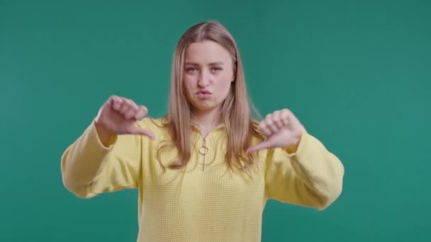 Porträtt Olycklig Europeisk Kvinna Fördömer Med Tecken Ogillande Ung Tusenårig — Stockvideo