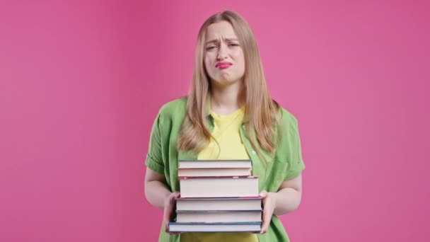 Estudante Preguiçoso Estudante Está Insatisfeito Com Quantidade Livros Lição Casa — Vídeo de Stock