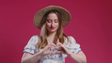 Gülümseyen güzel kadın kalp şeklinde. Kırmızı arka planda pozitif bayan. Kadın sağlığı, gönüllülük, bağış, minnettarlık sembolü, flört konsepti. Yüksek kalite 4k