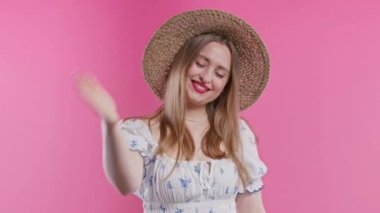 Güzel bir kadın ona katılmasını ister, davetkar bir el kucaklaşması hareketi ile çağırır. Genç bayan arıyor - Hey sen, buraya gel. Oyuncu, davetkar. Pembe stüdyo arka planı