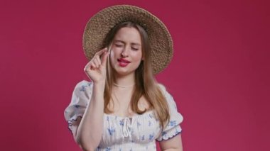 Görünmez özne ile nesne boyutları arasındaki farkı gösteren genç bir kadın. Renkli kırmızı stüdyo arka planı. Büyük büyük ve küçük konsept.