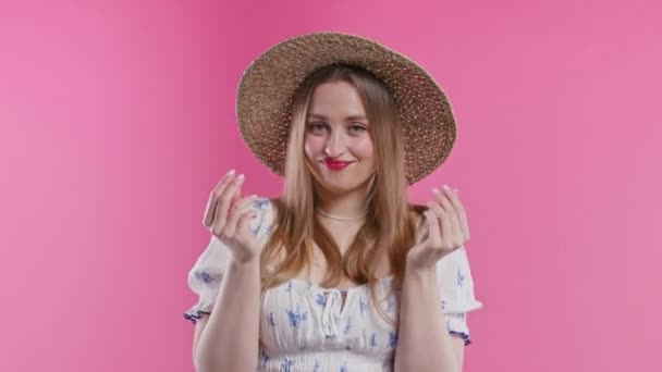 Jonge Vrouw Met Geld Gebaar Roze Studio Achtergrond Slimme Dame — Stockvideo