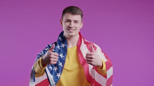 Šťastný Muž Národní Vlajkou Usa Fialovém Pozadí Americký Patriot Července — Stock video