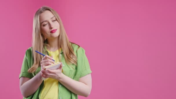 Jonge Vrouw Schrijft Notities Planner Met Pen Blond Meisje Denken — Stockvideo
