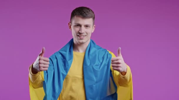 ウクライナ国旗を持つ若い十代の若者を笑顔 ウクライナ 愛国者 戦争のお祝い バナー 独立記念日での勝利 高品質4K — ストック動画