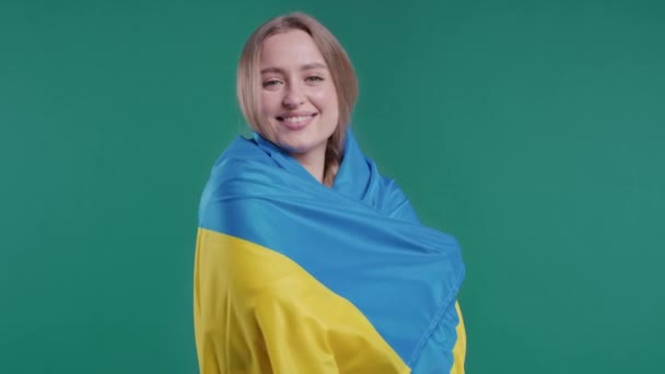 青い上に国家ウクライナの国旗を持つ幸せな女性 ウクライナ 愛国者 戦争のお祝い バナー 独立記念日での勝利 高品質4K — ストック動画