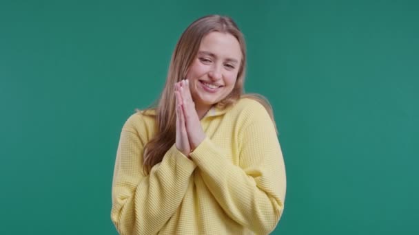 Szczęśliwa Młoda Kobieta Bije Brawo Żółtym Tle Uśmiechnięta Nastolatka Emocjonalnie — Wideo stockowe
