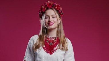 Dost canlısı bir kadın evet işareti veriyor, başını sallıyor, onaylıyor. Olumlu gülümseyen Ukraynalı kız, vücut dili. Doğru mükemmel seçim, harika bir anlaşma. Pembe stüdyo arka planı.