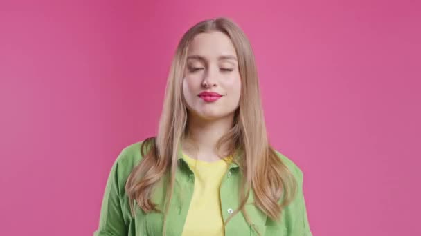 頭の信号がないことに不満を持つ快適な女性は 音が不当に ピンクの背景の女の子の肖像 — ストック動画