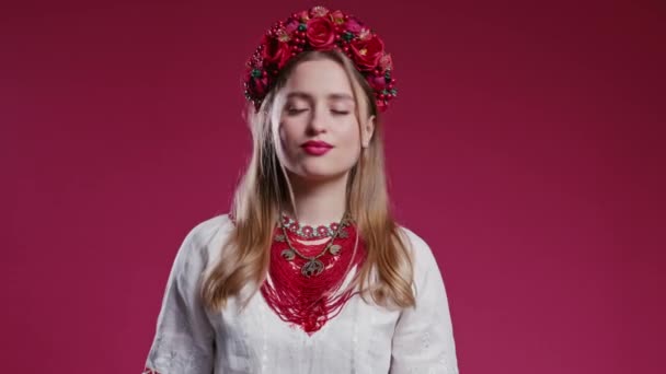 Serieuze Oekraïense Vrouw Keurt Het Zonder Hoofdsignaal Knikt Afkeurend Ontkennen — Stockvideo