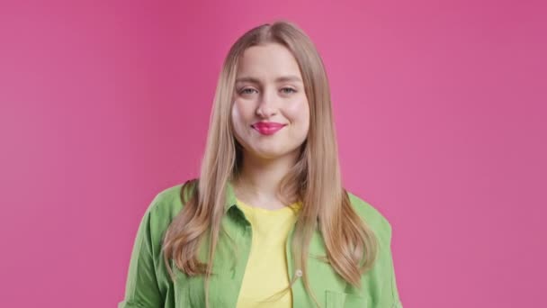 Přátelská Žena Ukazuje Ano Přikyvuje Souhlasí Usmívající Evropanka Řeč Těla — Stock video