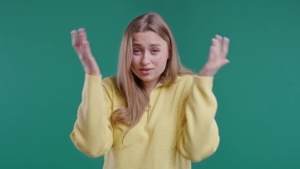 Irritierte Junge Frau Zeigt Auf Kamera Und Zeigt Dumme Gesten — Stockvideo